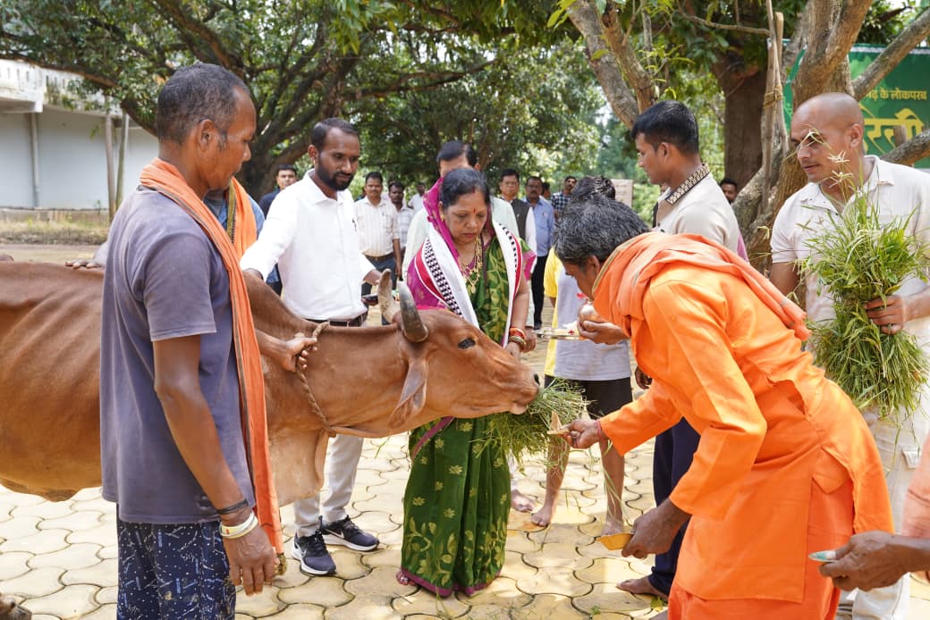 हरेली तिहार पर मुख्यमंत्री निवास बगिया में विधिवत हुआ पूजन, मुख्यमंत्री की धर्मपत्नी श्रीमती कौशल्या साय ने की पूजा-अर्चना